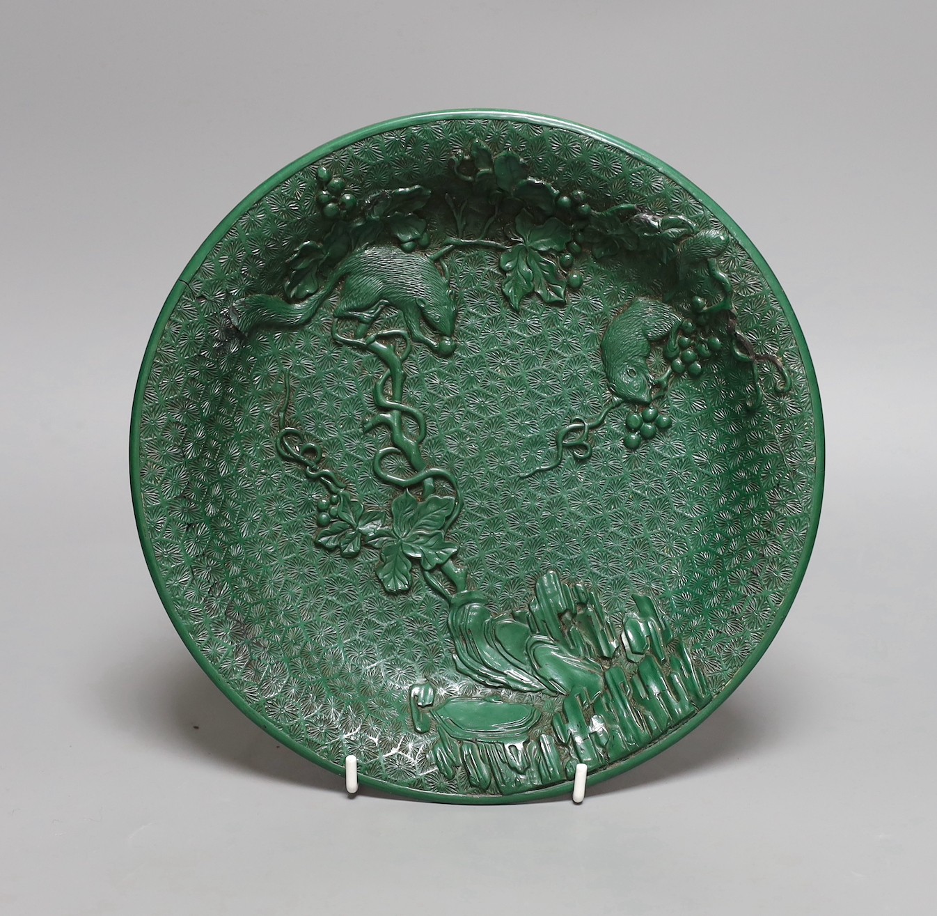 A Chinese green lacquer dish, 24.5cms diameter